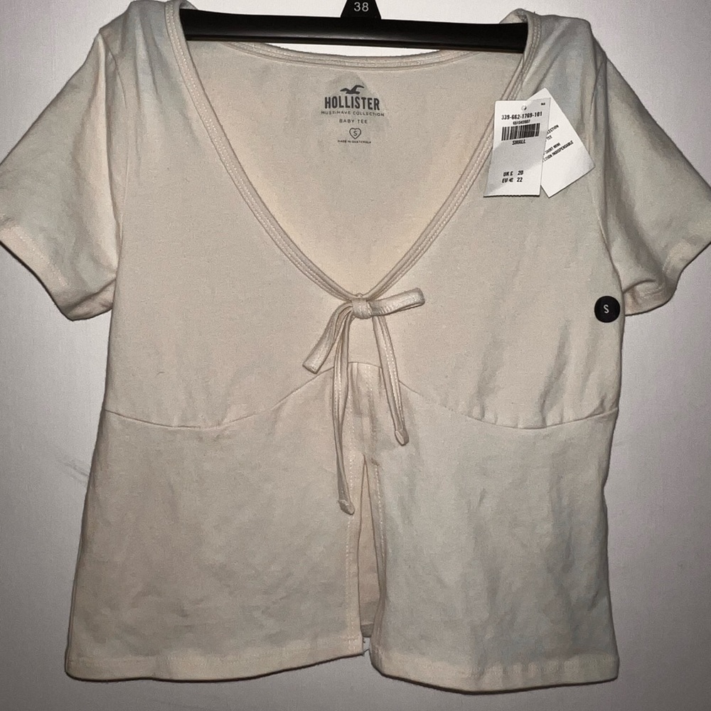 Cotton Hollister cotton v neckline with cute cutout NWT size S